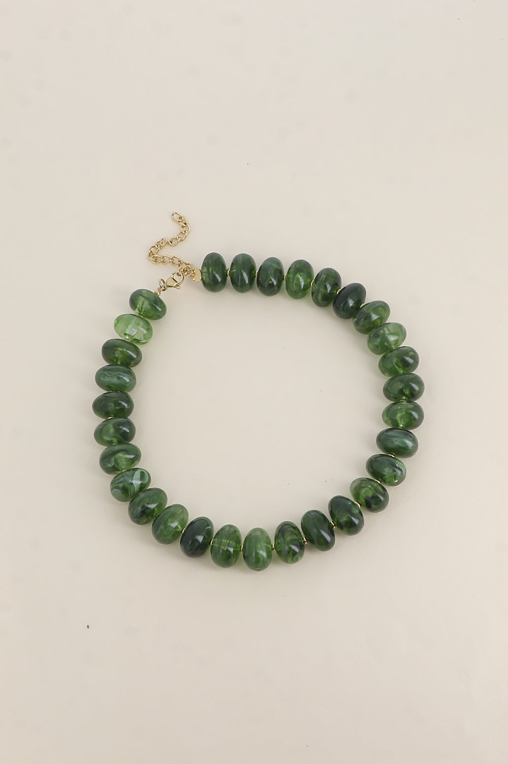 Collier en perles de résine ovales